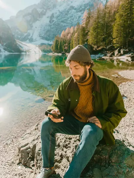 Biene und Schmetterling auf einer Bl&uuml;te &ndash; Symbol f&uuml;r Honig/Bl&uuml;tenpollen (Energie/Stoffwechsel)